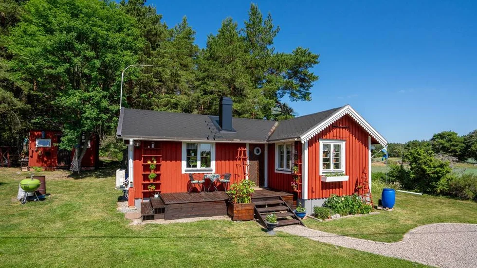 Ett litet rött hus med vita knutar i Boglösa söder om Enköping fick flest klick på Hemnet i Uppsala län i förra veckan. Flera spekulanter kommer från Tyskland.
