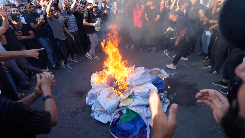 Anhängare till Muqtada al-Sadr tände eld på en regnbågsflagga utanför svenska ambassaden i Bagdad.