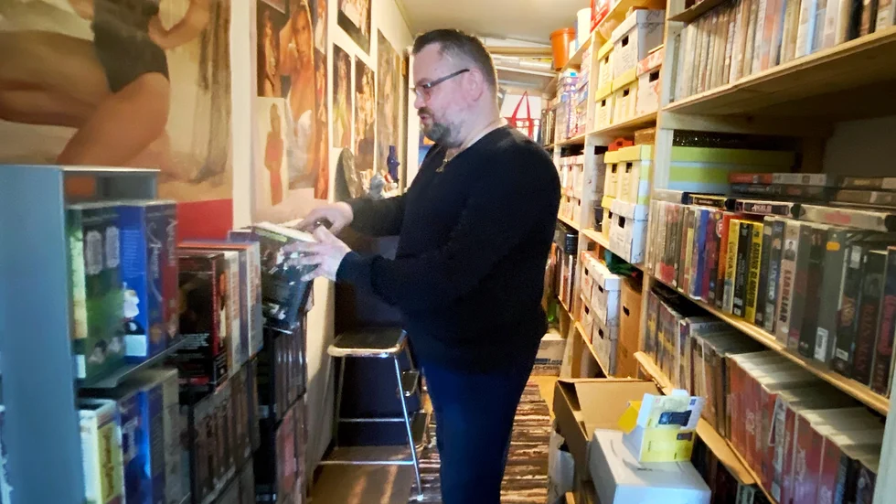 Att sluta samla på rekvisita från filmer finns inte i Patrik Lövenheds värld. Då satsar han hellre på att köpa ett hus eller skaffa en större lägenhet så att han kan fortsätta med sin hobby. 