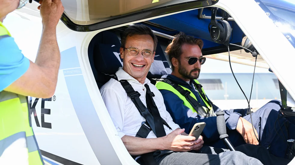 Statsminister Ulf Kristersson (M) testar elflyget Pipistrel Velis Electro på Visby flygplats.