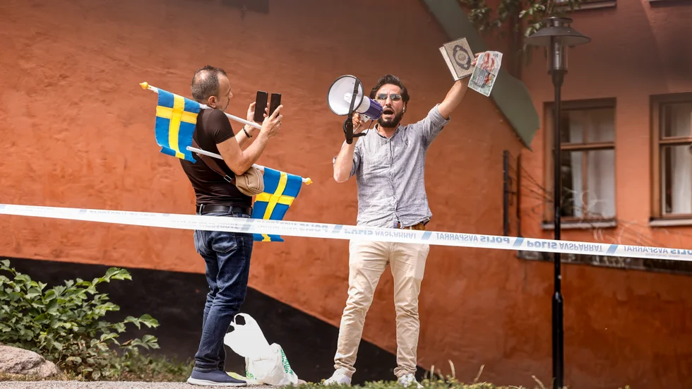 Salwan Momika fick till slut tillstånd att bränna Koranen på en manifestation. Här i närheten av Stockholms moské på Södermalm i Stockholm.