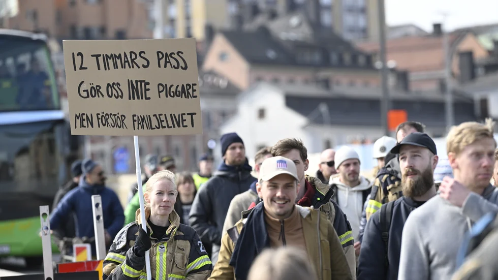 Arga. Många brandmän protesterade och hotade med att säga upp sig om de inte fick undantag från kravet på dygnsvila så att de kunde fortsätta arbeta som man gjort tidigare. 