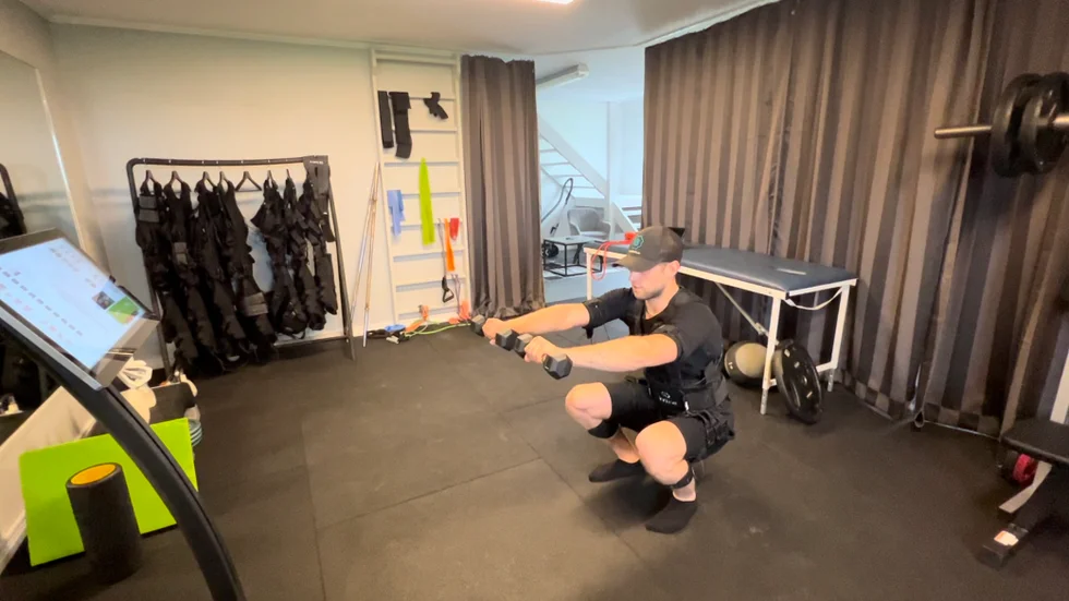 "Ett lätt pass med lätta vikter i 20 minuter motsvarar ett normalt pass på 1,5 timme på gym", berättar Tim Olsson som tycker att det bästa är att muskler och leder inte utsätts för hög belastning.