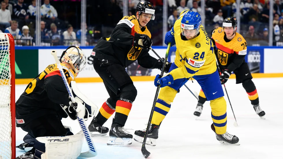 Oscar Lindberg styrde in 1–0 på skottet från Jonatan Berggren och gav Sverige segern i VM-premiären.