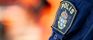 Fnittrig kvinna petade i polismans ansikte