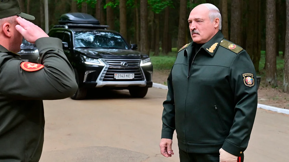 Bilden är publicerad av det belarusiska presidentkansliet på måndagen när Aleksandr Lukasjenko besöker flygvapnets centralkommando.