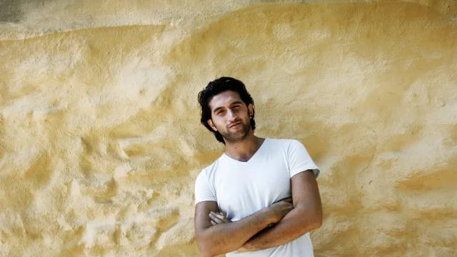-- Jag kan känna att det inte är jag som gör filmen, den gör sig själv, jag leder den bara dit den ska. Det är den som regisserar mig mer än tvärtom. Det säger Josef Fares, i höst aktuell med "Zozo". Bild: Henrik Montgomery/Pressens Bild