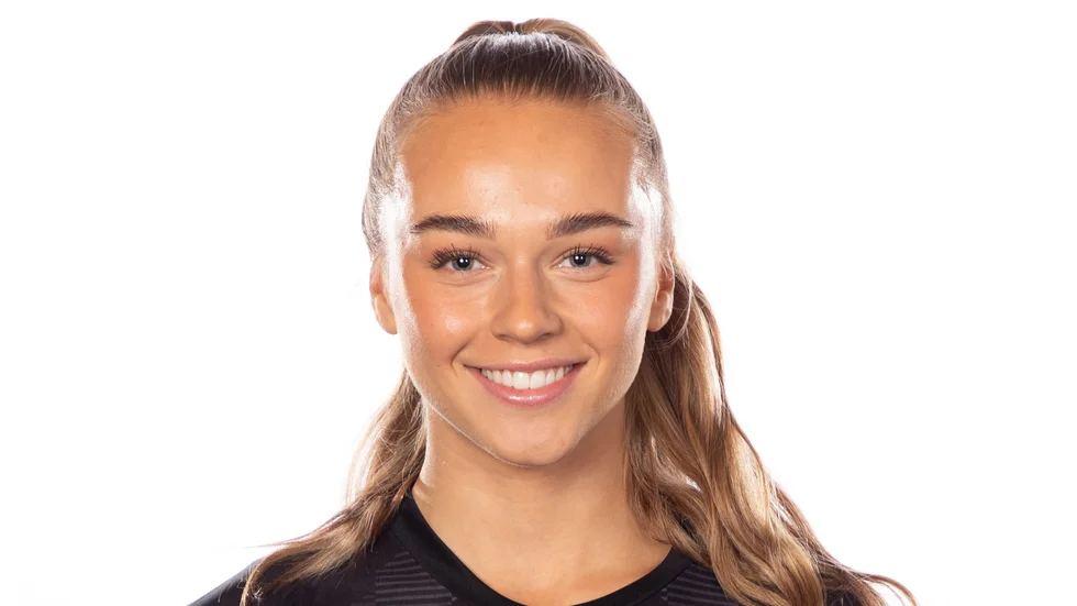 Villemo Dahlqvist valde att stanna i Umeå IK trots degraderingen från damallsvenskan – och redan efter två matcher har 20-åringen slagit sitt eget målrekord i elitettan.