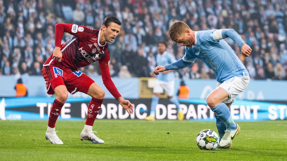 IFK Norrköping och Malmö FF gör upp. Här i form av Arnór Traustasson och Anders Christiansen.