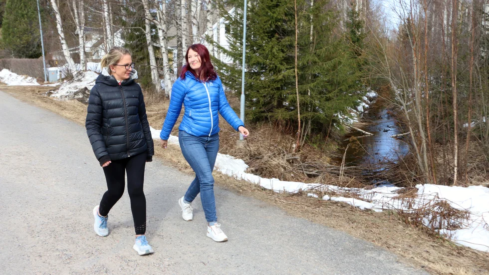 Maria Björk och Evelin Nordqvist brukar promenera tillsammans. Maria har dock tagit vandrandet några steg längre och går cirka 2,5 mil varje dag.