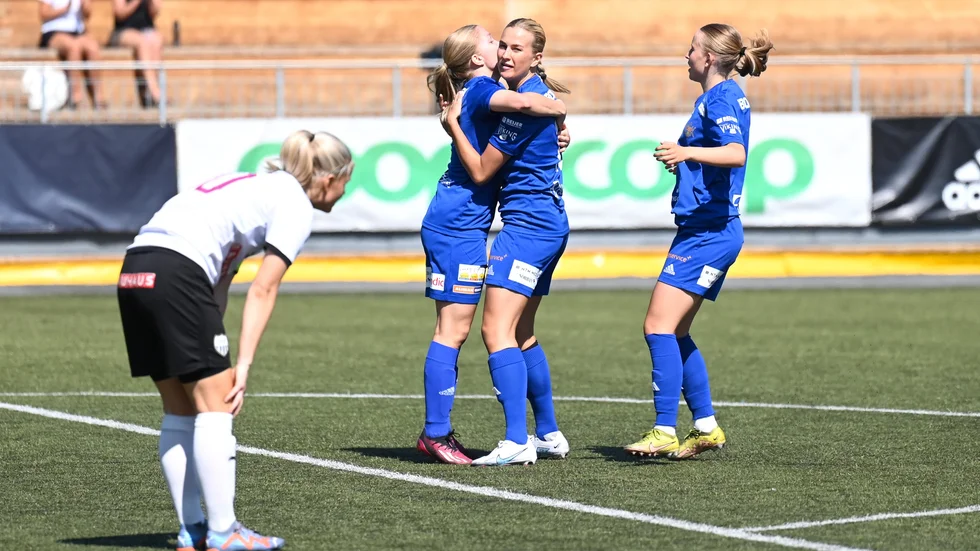 Hedvig Hedlund och Hanna Degerman firar ett mål. Sunnanå gjorde hela elva mål i helgens match och är bara en vinst från avancemang.