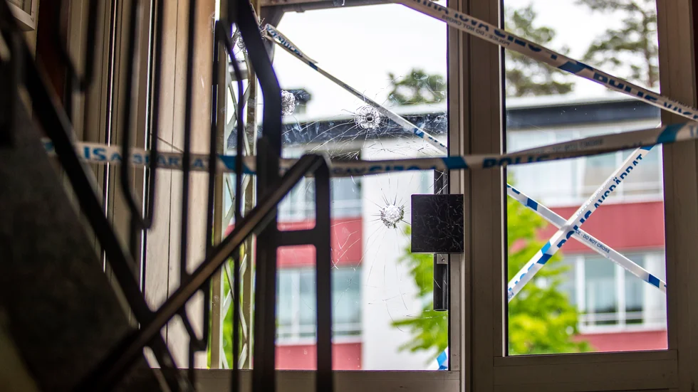 En man i 20-årsåldern sitter häktad efter skjutningen mot en portuppgång på Ekön i juni. Den misstänktes DNA har hittats på tomhylsor som fanns på brottsplatsen.