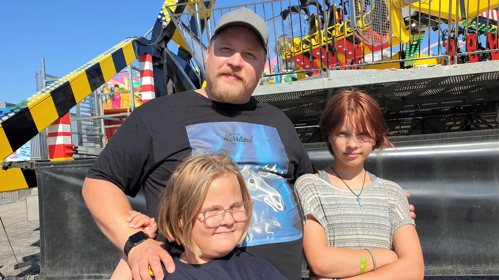 Andreas Hedgren tillsammans med döttrarna Saga Hedgren Storm, 8, och Vera Hedgren Storm, 12.