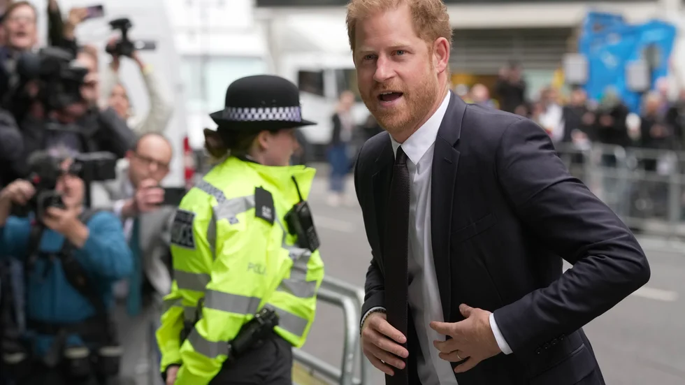 Pressuppbådet var stort när prins Harry infann sig i Londons High Court på måndagen.