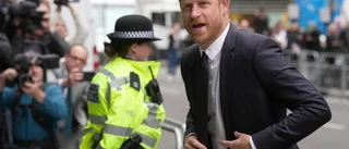 Prins Harry på plats för att vittna