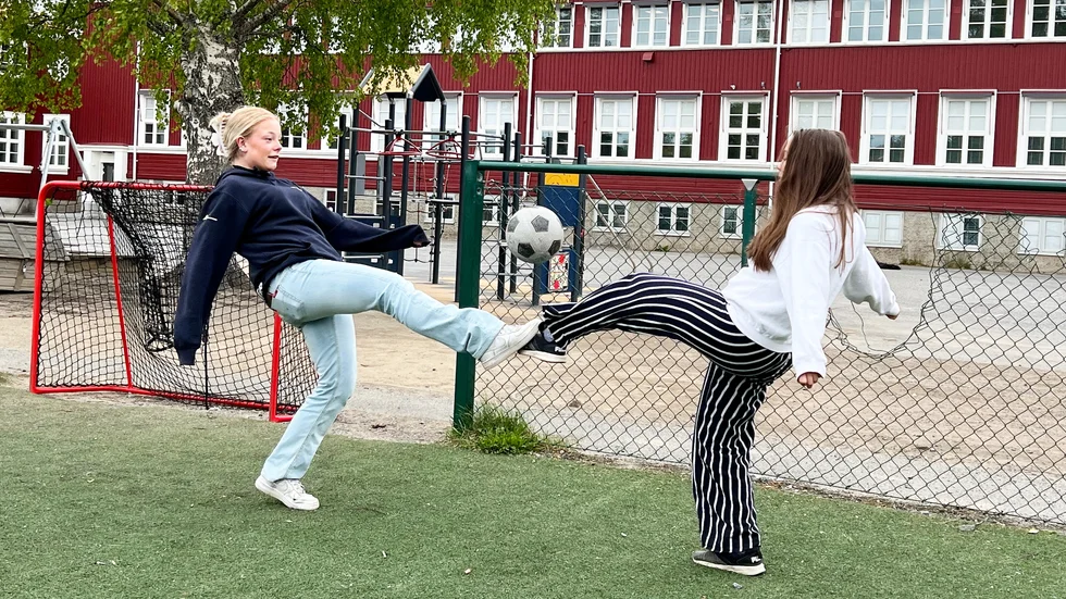 Ellen Lindqvist och Lovisa Stenberg älskar fotboll och är både förvånade och upprörda över att de stoppas att spela med skolans killag i den klassiska Silvercupen.