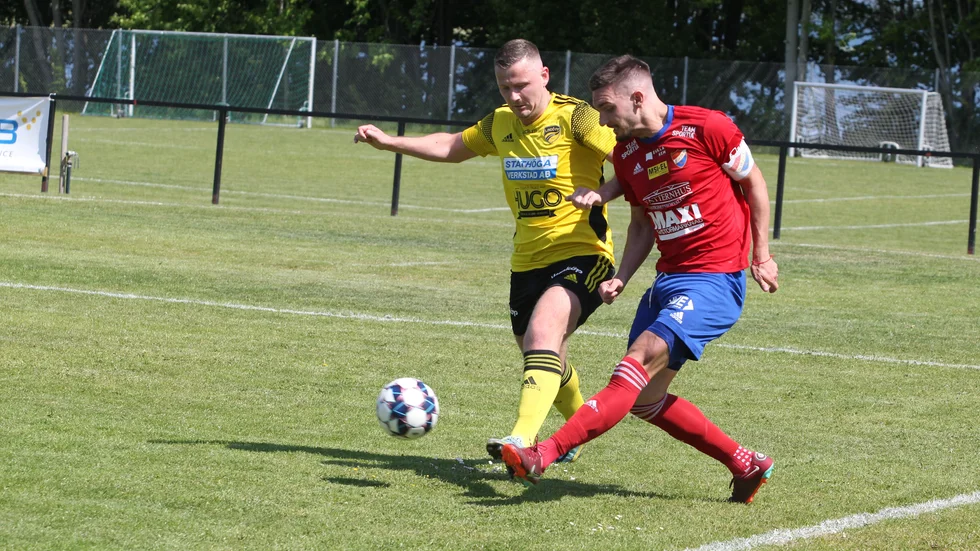 Borens IK:s mittback Adnan Zekic slår undan i hemmamatchen i division 3 mot Lindö FF. Zekic stred bra i matchen som Boren vann.