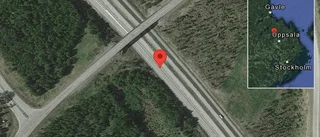 Personbil stillastående på E4 - helt stopp i ett körfält