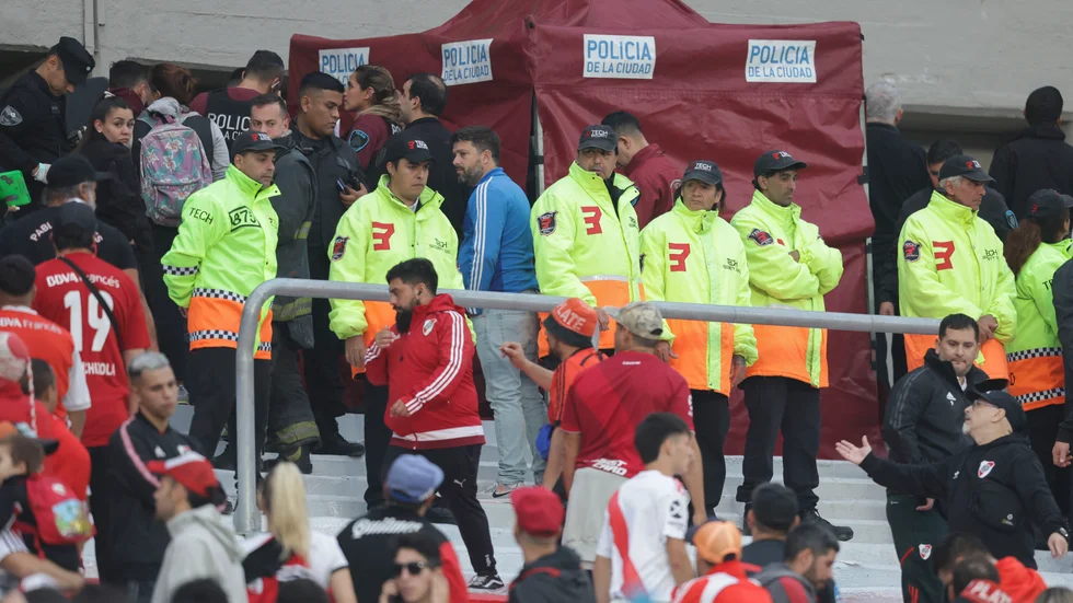 En åskådare föll från läktaren och dog under matchen mellan River Plate och Defensa y Justicia på Monumental stadion i Buenos Aires i Argentina.