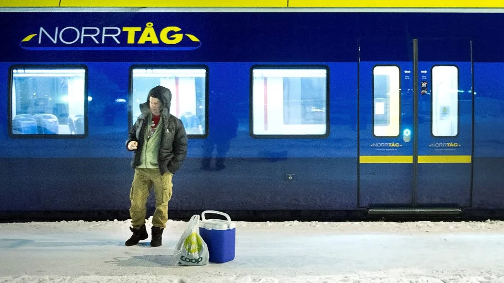 tÅG ELLER BUSS? Luleå C, klockan 05.30. Tåg 7150 mot Kiruna står vid perrongen. Men insändarskribenten kommer ta bussen oftare framöver.