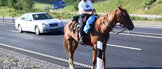 ”Sänk hastigheten när ni passerar hästar”