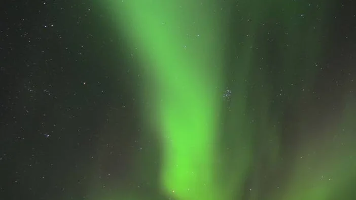 Norrskenet över Överkalix under måndagskvällen var starkt och tjusigt, trots få grader minus ute.