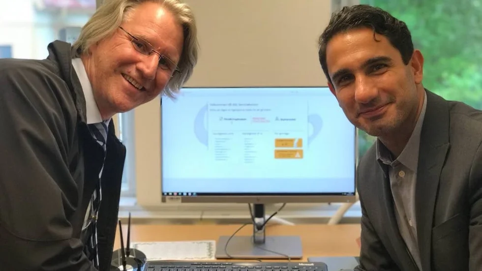”Staten är tillbaka”, konstaterade civilminister Ardalan Shekarabi (till höger på bilden) när han under tisdagen invigde ett nytt statligt servicekontor i Jokkmokk. Kommunalrådet Robert Bernhardsson (till vänster) välkomnar satsningen.