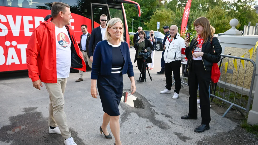 Lotteriförsäljning bidrar till Socialdemokraternas finansiering. På bilden partisekreterare Tobias Baudin och partiledare Magdalena Andersson.