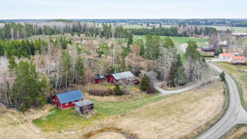 En lite hästgård i Vallby söder om Enköping lockade flest besökare på Hemnet både i länet och i Enköpings kommun under vecka 18.