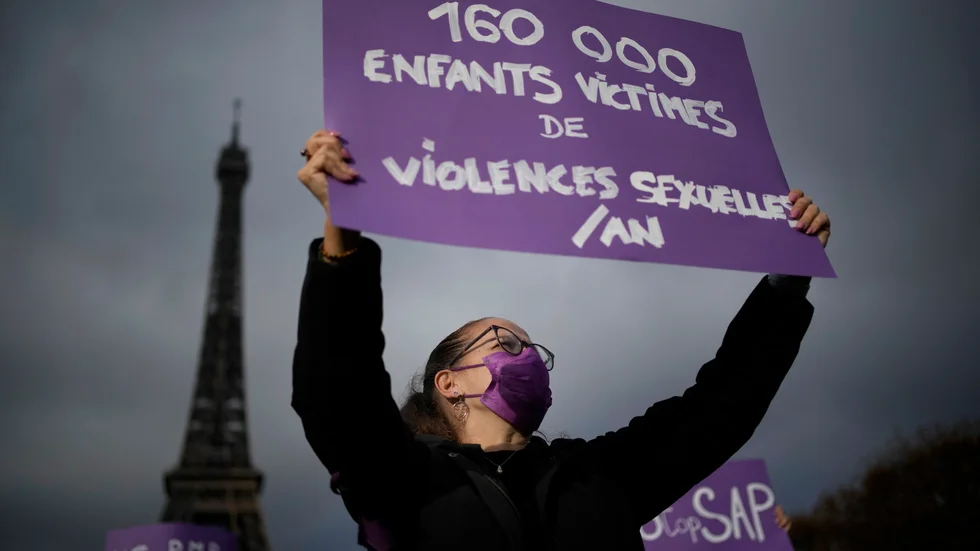 En kvinna demonstrerar i Paris 2021 mot sexuella övergrepp på barn. Nya regler för att bekämpa övergreppen på nätet har föreslagits i EU, men kritiseras som alltför långtgående. Arkivfoto.
