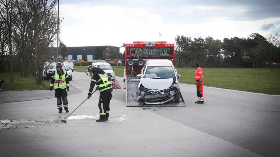 Räddningstjänsten sanerar olycksplatsen.