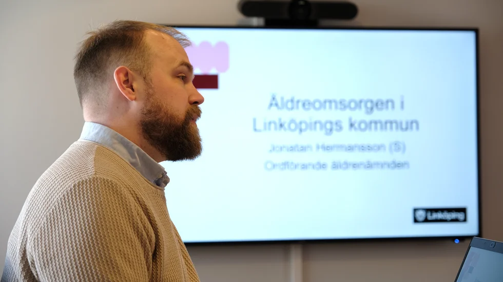 Jonatan Hermansson (S) anser att de svårigheter som äldreomsorgen i Linköping brottas med också handlar om en nationell kris när det gäller äldreomsorg.