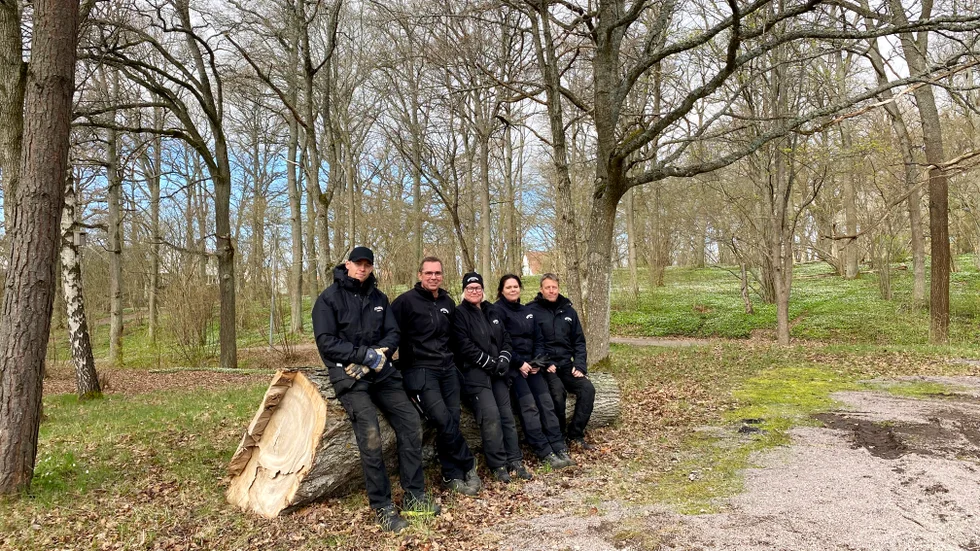 Adam Pettersson, Peter Häggblad, Camilla Sjöberg Friman, Linda Kjellberg och Fredrik Lundberg är ett av fyra arbetslag på griftegården.
