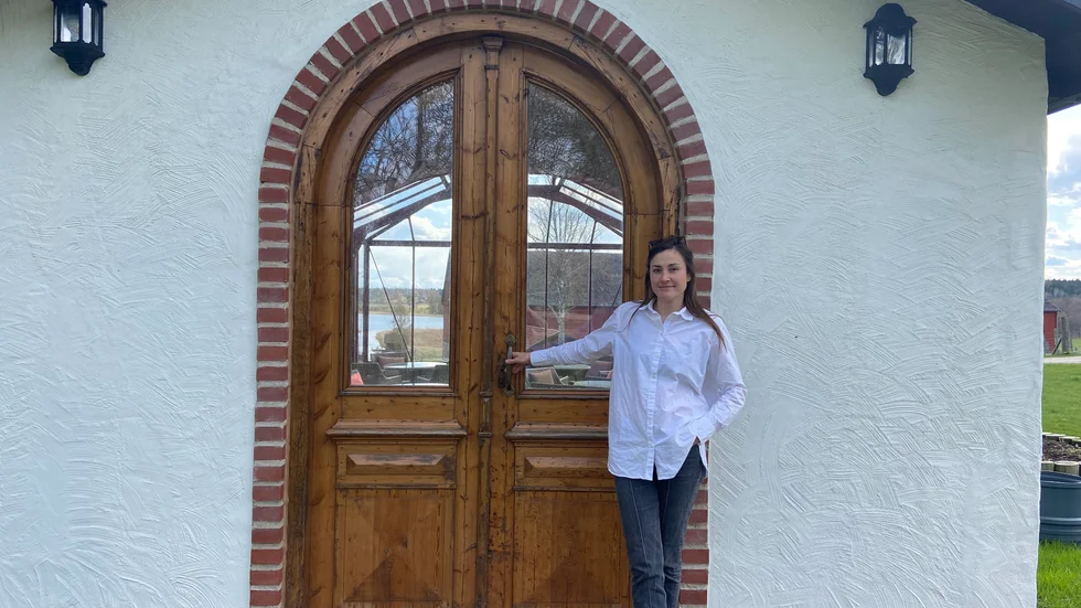 Ena halvan av paret Lagerhorn, Josefin utanför entrén till orangeriet. 
