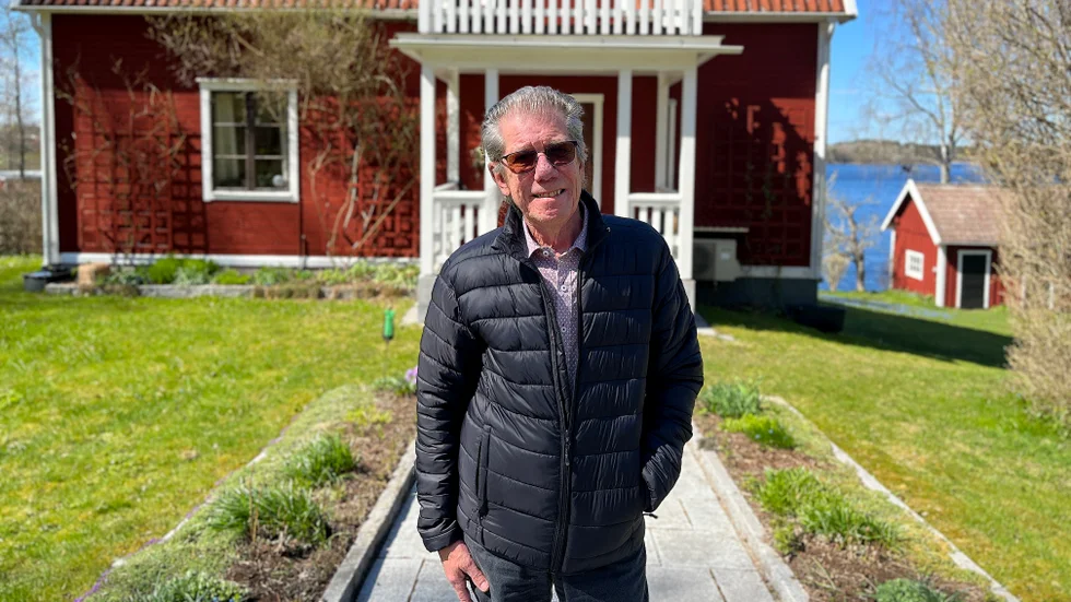 Hemmet sedan 50 år är det röda huset med vita knutarna i Trehörna och där har ett tiotal böcker ofta med landsbygdshistorisk tema författats – en del av kunskapen använder Kalle Bäck för att starta sammanträdena i fullmäktigesalen.