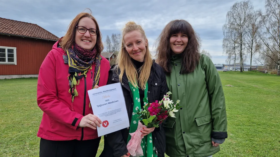 Malin Starenflykt, Tove Strand och Alice Hartvig var på plats och tog emot Vänsterpartiets medborgarpris.