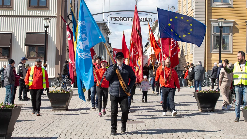 Socialdemokraterna gick först i majtåget genom hela Storgatan och ner till Badhusparken.
