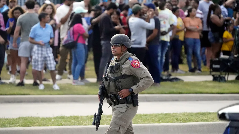 Människor evakuerades av polis från köpcentret i Allen i Texas efter lördagens massaker. Arkivbild.