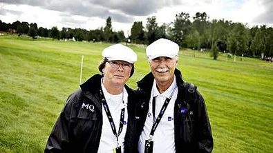 Under fyra dagar är cirka 800 funktionärer i gång för att vaka över bana, publik och parkeringar. Gunilla och Björn Schödin från Sigtuna är två av dem.