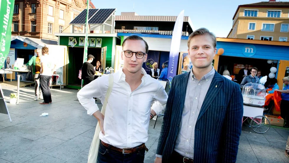 Sena väljare. Andreas Carlsson och Filip Lindell samlar information om olika partier inför röstningen.