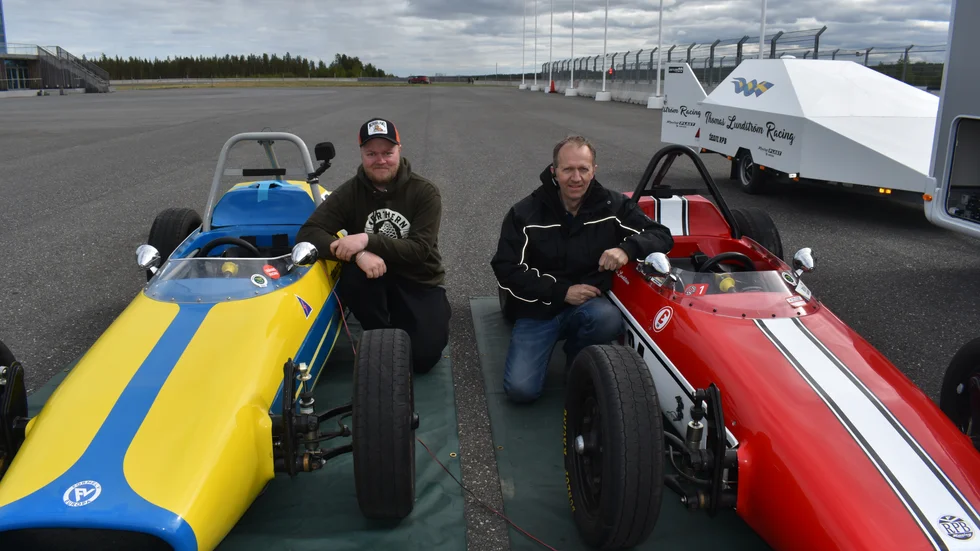 Kenny Lundström och Thomas Lundström vid sina bilar, som en gång i tiden byggdes i Burträsk. På söndag skrivs historia på Drivecenter arena, då det är första tävlingen på 53 år i Formel Vee-klassen.