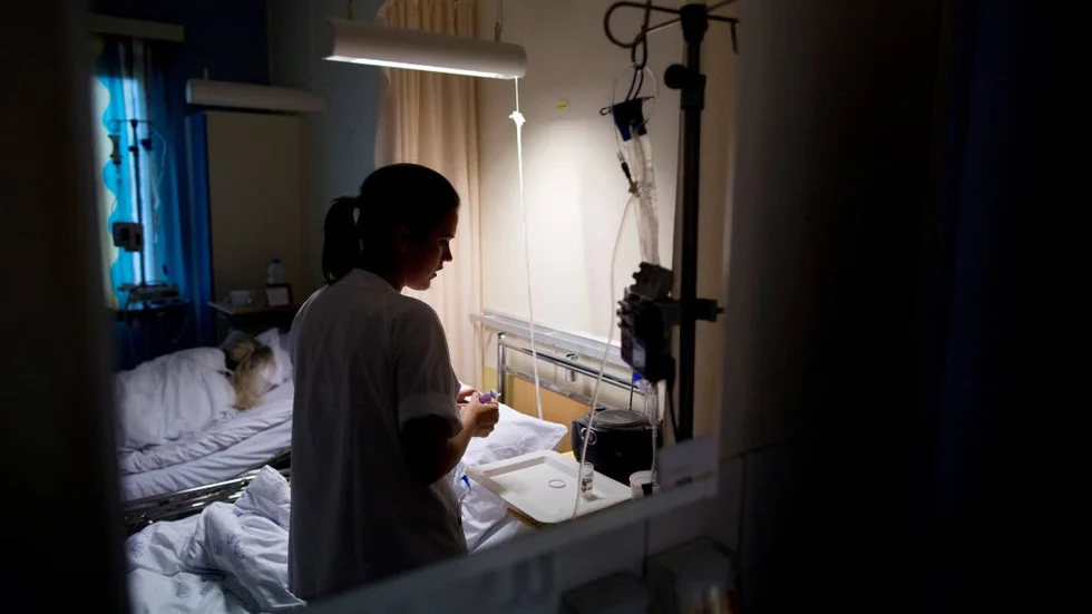 Hela 90 procent av arbetsgivarna uppger att de har brist på specialistsjuksköterskor inom psykiatri och vård av äldre samt distriktssjuksköterskor. Bristen beräknas bestå åtminstone fram till 2035, skriver debattörerna.