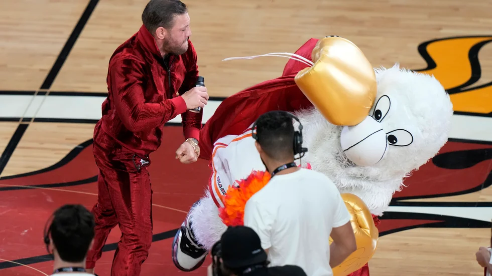 MMA-fajtern Conor McGregor golvade Miamis maskot under en av finalmatcherna som en del av ett reklamjippo. Samma kväll anklagades han av en kvinna för övergrepp.