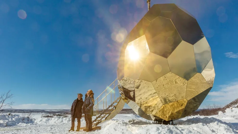 Från Kiruna. Nu anländer "Solar egg" till utställningen "I stormens öga". "Ägget är en kuvös, det har en skyddande form där det finns värme och liv ihopkopplat. Men till slut blir det överhettat, och då kan det sluta som i det bastu-VM där en person dog och en fick 80-procentiga brännskador", säger konstnären Mats Bigert från duon Bigert & Bergström.