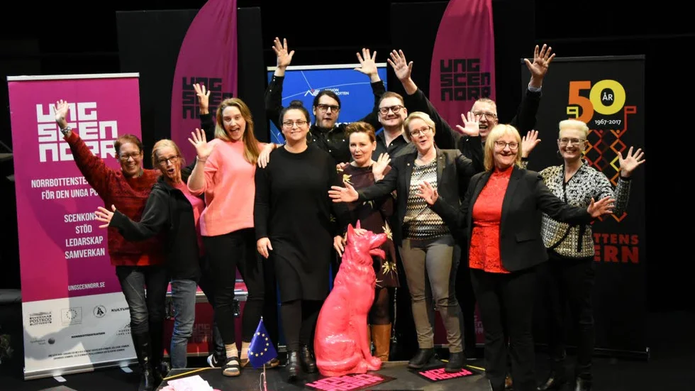 Jubel. Det jublades på Norrbottensteatern eftersom Ung Scen Norr permanenteras och från och med årsskiftet integreras i Norrbottensteaterns ordinarie verksamhet. Från vänster i bild; Anneli Hanno, kommunikatör och producent, Mervi Jaako, dramapedagog, Nora Bredefeldt, skådespelare, Christine Helmdal, verksamhetsledare Ung Scen Norr, Christian Lidman, ljudetekniker, Jonas hellman-Driessen, skådespelare, Maria Stenberg, reginråd region Norrbotten, Åke Broström, kulturchef Luleå kommun, Maritha Meethz, kommunfullmäktiges ordförande i Luleå samt Kristina Nilsson, kulturchef Region Norrbotten