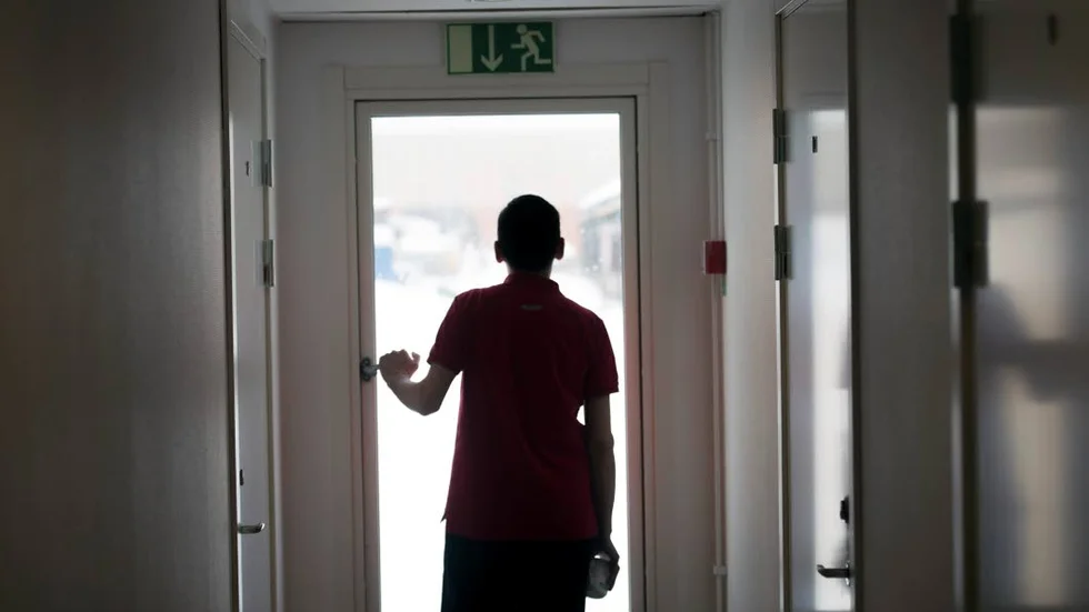 Nyligen larmade Barnombudsmannen (BO) åter om de stora psykologiska påfrestningarna på de ensamkommande ungdomarna som väntar eller har fått sina utvisningsbesked. Däremot uppmärksammas inte de påfrestningar som "hjälparna" runt ungdomarna utsätts för, framhåller debattörerna.