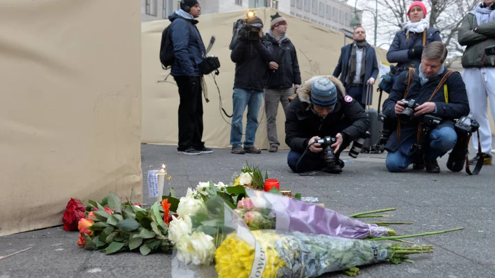 Terrordåd i Berlin. Blommor och ljus vid attentatsplatsen vid Breitscheidplatz i Berlin. Tolv människor dödades och 48 skadades när en man körde en lastbil rätt in i en folkmassa på en julmarknad vid Kejsar Wilhelms minneskyrka vid Kurfürstendamm i Berlin.