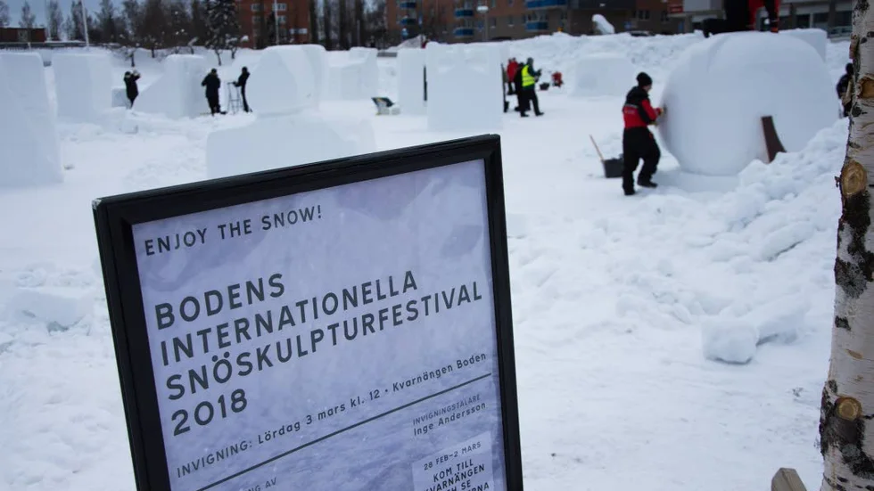 15 lag. 15 snöskulpturlag jobbar just nu med att färdigställa sina alster ute på Kvarnängen i Boden.