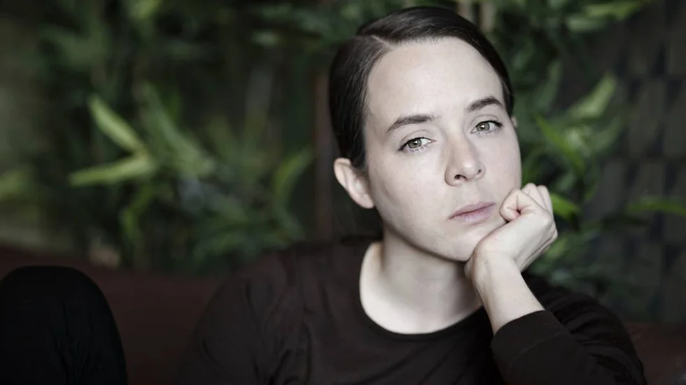 Konstverk. Johanne Lykke Holms "Natten som föregick denna dag" är mer än en lovande debut. Den är ett komplett konstverk, menar Kurirens recensent Elin Ruuth.