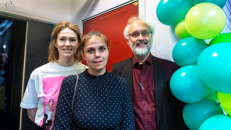 Gläds över busspengar. Biblioteksassistenterna Vanja Skrealid och Ellen Autio samt kulturchef Mathias Lafolie. 